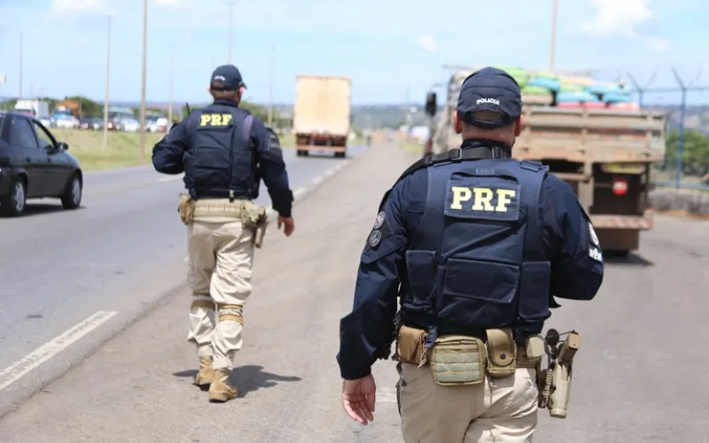 Agentes da PRF fiscalizando caminhões em rodovia federal