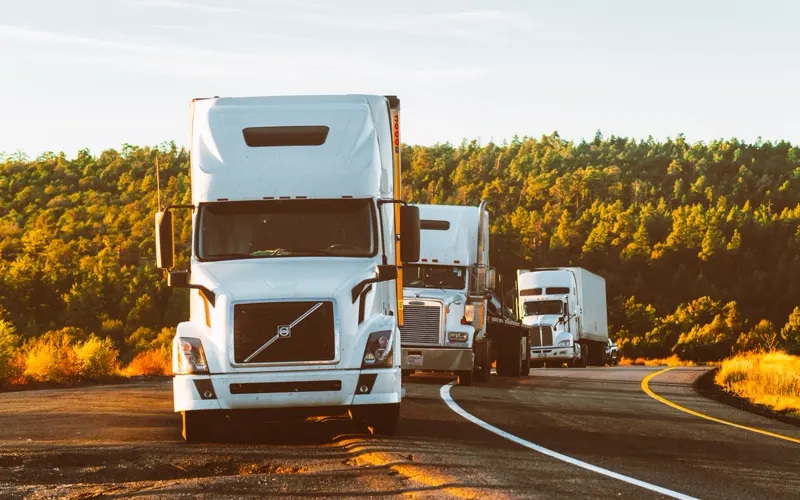 Caminhoes de carga em comboio na rodovia