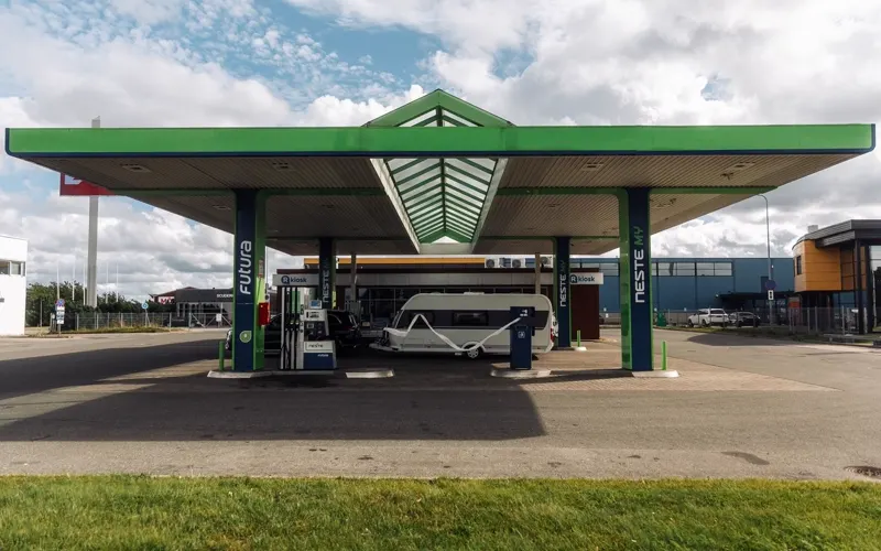 Posto de combustivel moderno na beira da rodovia