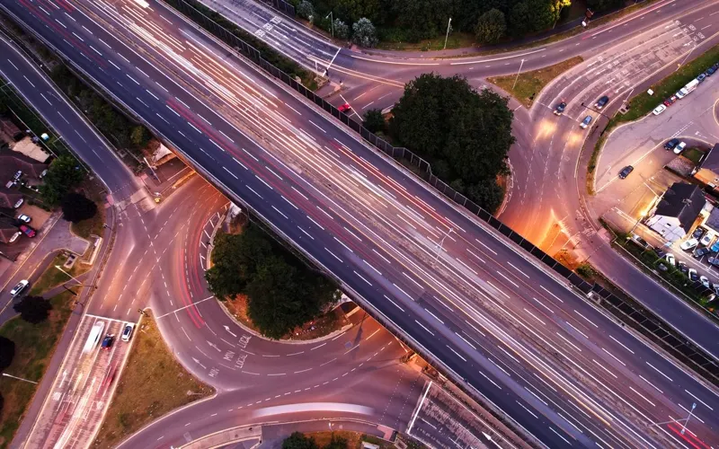 Vista aerea de um entroncamento de rodovias a noite